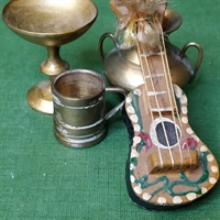 dekoreret guitar opsats drejet træ messing krus messingvase miniature gammelt legetøj dukkehuset